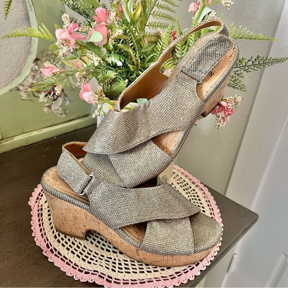 White Mountain Covington W30549 Gold Shimmer Metallic Wedge Sandal Heels 7.5 M